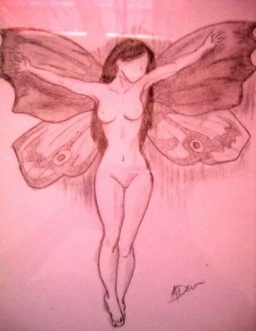 femme papillon n/b